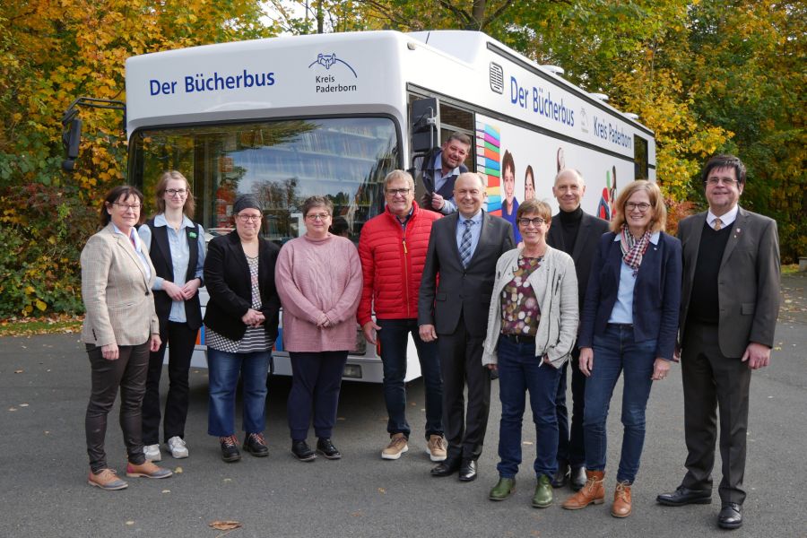 Gratulieren zum großen Jubiläum - Martina Wolf-Sedlatschek( stellv. Vorsitzende des Fördervereins DER BÜCHERBUS e.V.), drei Mitarbeiterinnen der Kreisfahrbücherei: Franziska Goseberg, Nina Gilbert und Carolin Voss, Heinz-Josef Struckmeier (Leiter der Kreisfahrbücherei), Bücherbusfahrer Andy Schulte, Landrat Christoph Rüther, Susanne Schüssler (Vorsitzende des Heimat- und Kulturausschusses des Kreises Paderborn), Ingo Tiemann (Kulturdezernent des Kreises Paderborn), Kirsten John-Stucke (Leiterin Kulturamt) und Michael Pavlicic (stellv. Kulturausschussvorsitzender)  Foto: Diana Ramme, Kreis Paderborn Gratulieren zum großen Jubiläum - Martina Wolf-Sedlatschek( stellv. Vorsitzende des Fördervereins DER BÜCHERBUS e.V.), drei Mitarbeiterinnen der Kreisfahrbücherei: Franziska Goseberg, Nina Gilbert und Carolin Voss, Heinz-Josef Struckmeier (Leiter der Kreisfahrbücherei), Bücherbusfahrer Andy Schulte, Landrat Christoph Rüther, Susanne Schüssler (Vorsitzende des Heimat- und Kulturausschusses des Kreises Paderborn), Ingo Tiemann (Kulturdezernent des Kreises Paderborn), Kirsten John-Stucke (Leiterin Kulturamt) und Michael Pavlicic (stellv. Kulturausschussvorsitzender)  Foto: Diana Ramme, Kreis Paderborn